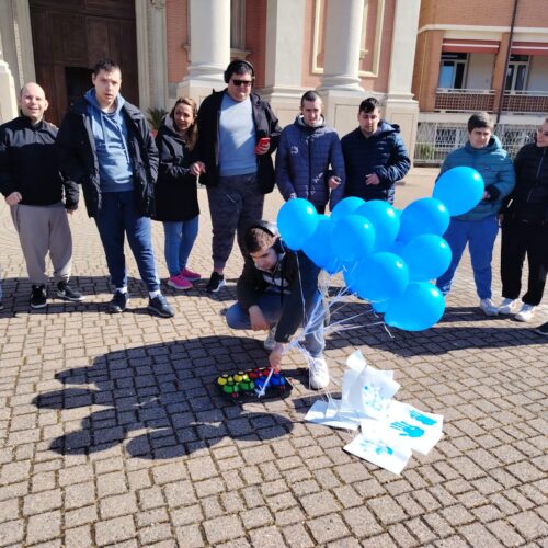 Giornata per la consapevolezza sull’Autismo: a Castellazzo liberati in cielo tanti palloncini blu