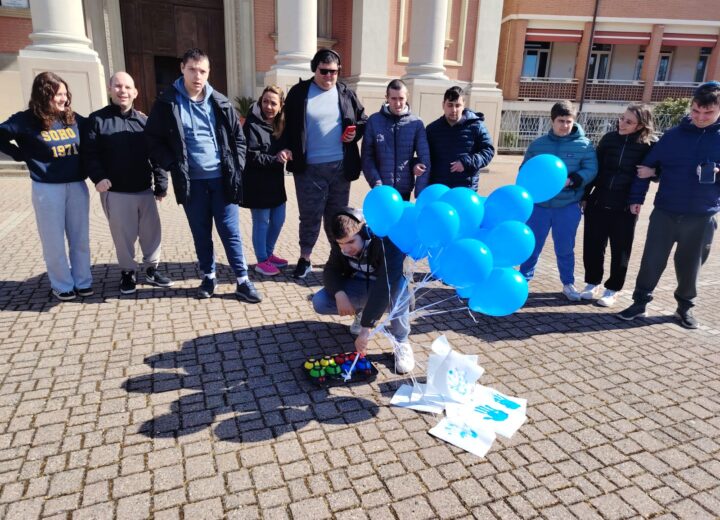 Giornata per la consapevolezza sull’Autismo: a Castellazzo liberati in cielo tanti palloncini blu