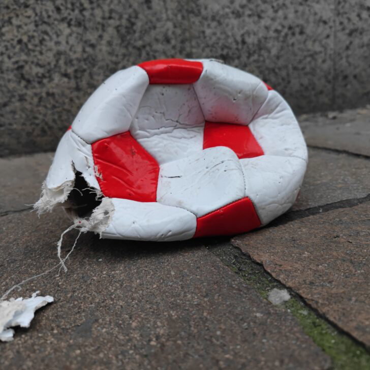 Pugno a un avversario durante una partita: Daspo di cinque anni a un calciatore