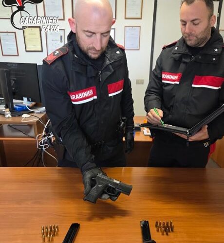 Di nuovo alla guida senza patente. Nell’auto trovata anche la pistola dell’amico
