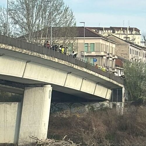 Uomo si getta dal ponte Tiziano di Alessandria: sul posto i Vigili del Fuoco