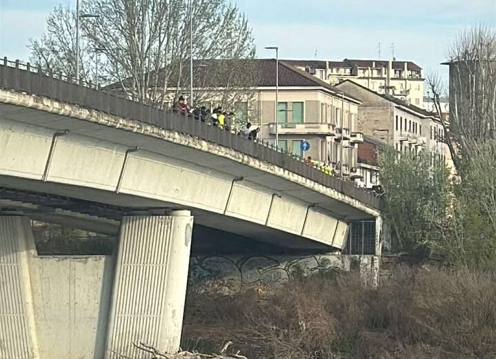 Uomo si getta dal ponte Tiziano di Alessandria: sul posto i Vigili del Fuoco