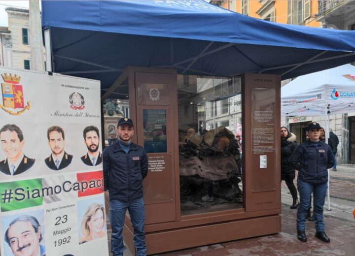 La memoria di Capaci diventa lezione di legalità. A Pavia i resti dell’auto della scorta di Falcone e l’incontro con Tina Montinaro