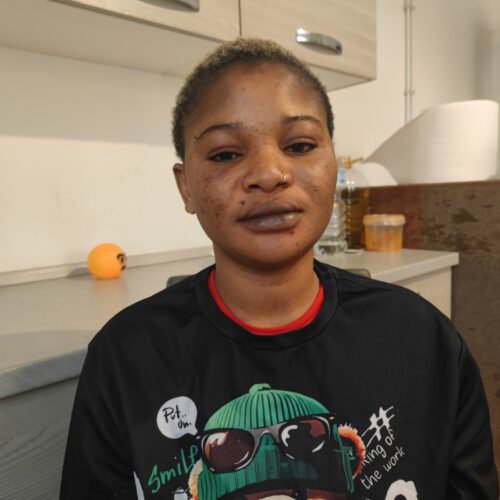 Parla la donna presa a cinghiate sul bus da due ragazzi: “Ho chiesto scusa dopo averli urtati, non è bastato”