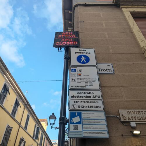 Telecamere aree pedonali, in calo le multe ma la Lega insiste: “A Milano cittadini avvisati con le lettere”