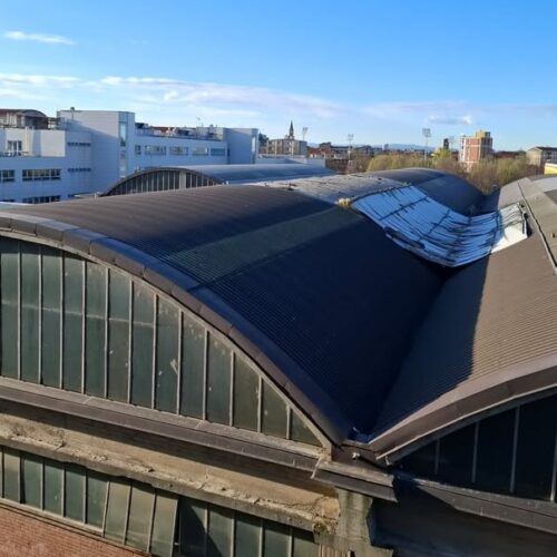 Vento “scoperchia” tetto. Dopo i timori per possibile amianto, avviati controlli e bonifica