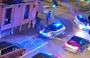 Ubriaco danneggia alcune auto parcheggiate: bloccato dalla Polizia