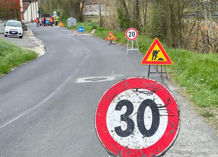 Buche in strada dopo lavori a Valle San Bartolomeo, Sogeri: “Intervento immediato e sanzioni alla ditta”