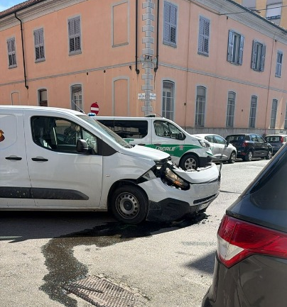 Scontro tra due auto in via Tortona ad Alessandria: sul posto la Polizia Locale