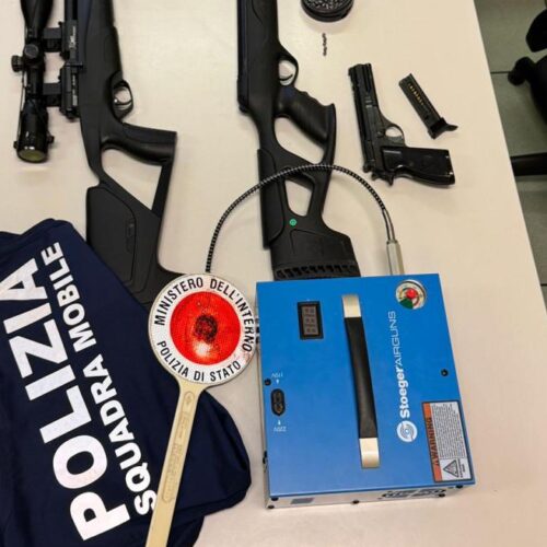Litiga con automobilista ed estrae pistola: Polizia trova in casa armi e centinaia di proiettili