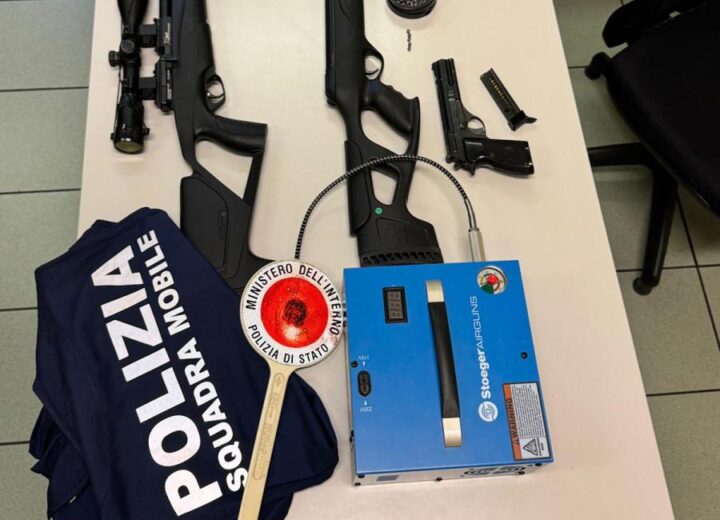 Litiga con automobilista ed estrae pistola: Polizia trova in casa armi e centinaia di proiettili