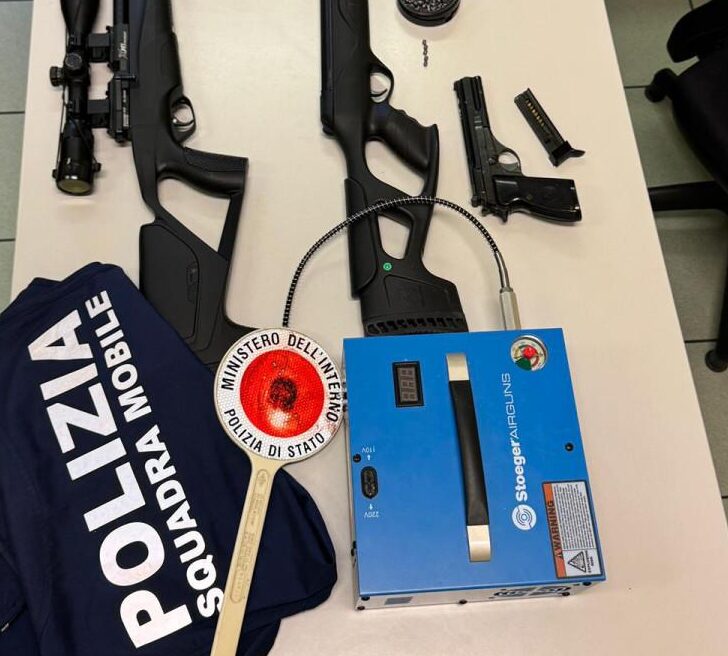 Litiga con automobilista ed estrae pistola: Polizia trova in casa armi e centinaia di proiettili