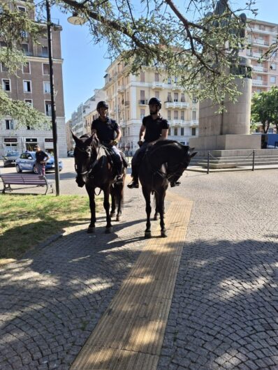 Controlli ai giardini della stazione di Alessandria: arrivano anche i poliziotti a cavallo