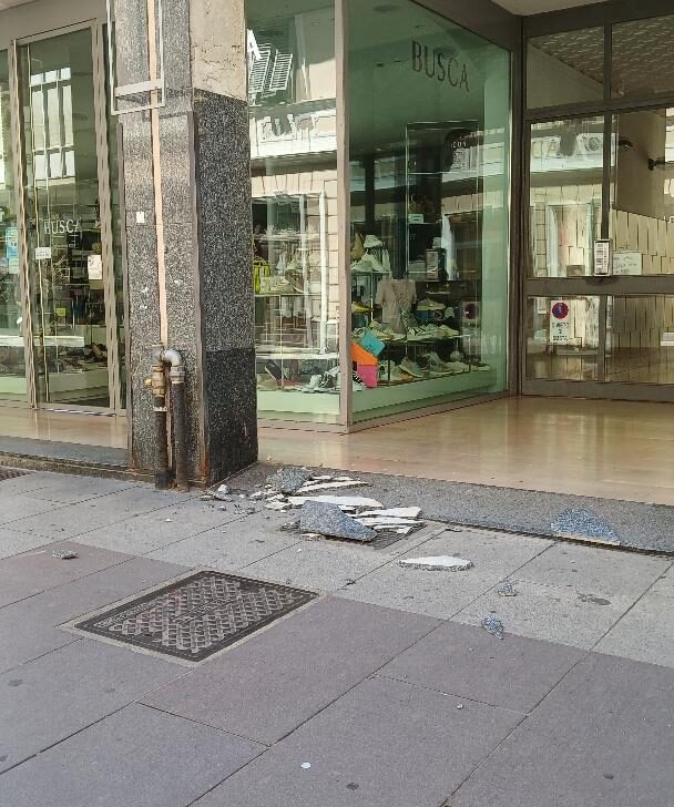Crolla pezzo di marmo da un pilastro in corso Roma