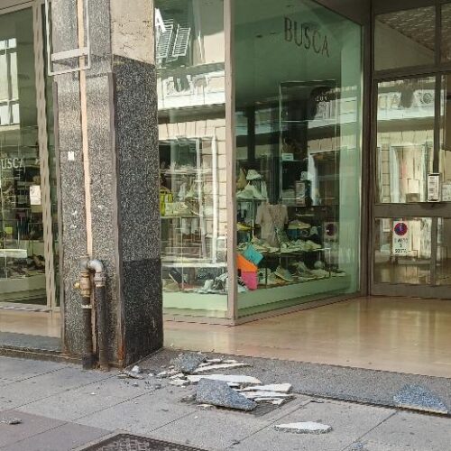 Crolla pezzo di marmo da un pilastro in corso Roma