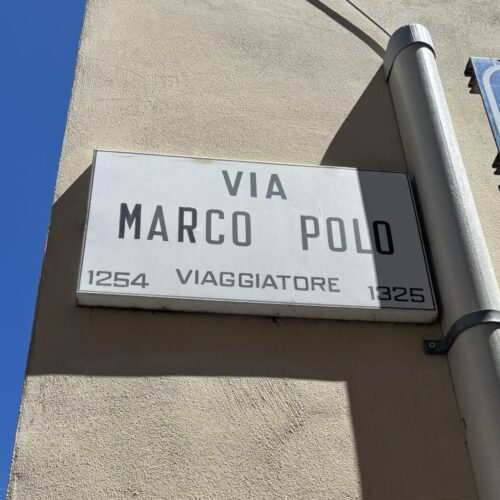 Altra targa sbagliata: è quella che identifica via Marco Polo