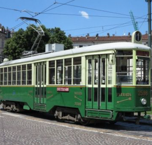 A Torino rivive il fascino dei tram d’epoca. Riprendono i viaggi sui binari storici della città