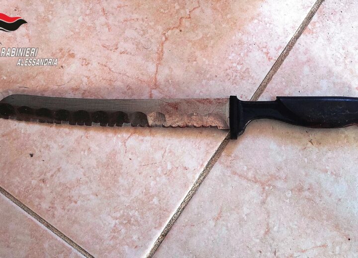 Dramma a Carentino: le coltellate della figlia poi si getta dalla finestra per salvarsi