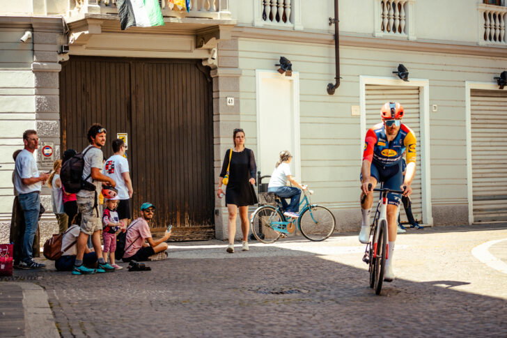 Il Giro d’Italia colora di rosa Voghera: le foto di Vasco Pastorino