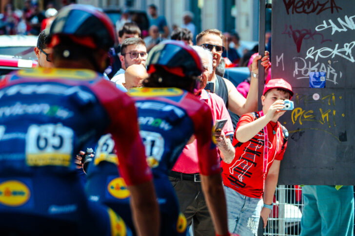 Il Giro d’Italia colora di rosa Voghera: le foto di Vasco Pastorino