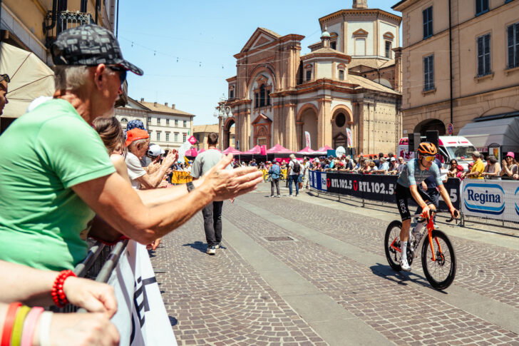 Il Giro d’Italia colora di rosa Voghera: le foto di Vasco Pastorino
