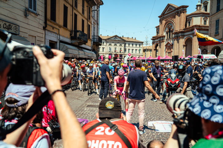 Il Giro d’Italia colora di rosa Voghera: le foto di Vasco Pastorino