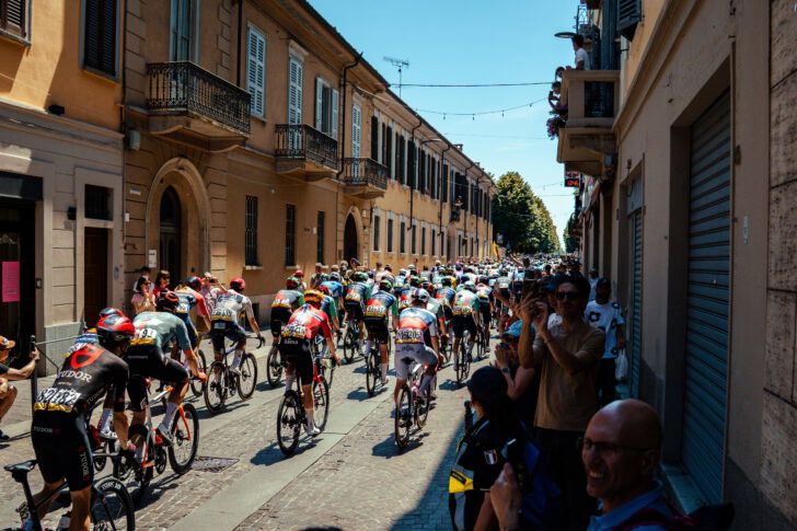 Il Giro d’Italia colora di rosa Voghera: le foto di Vasco Pastorino