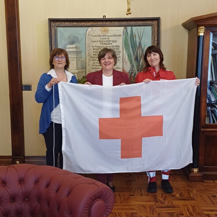 Storica bandiera della Croce Rossa: avvenuta la consegna in Prefettura per la Giornata Mondiale