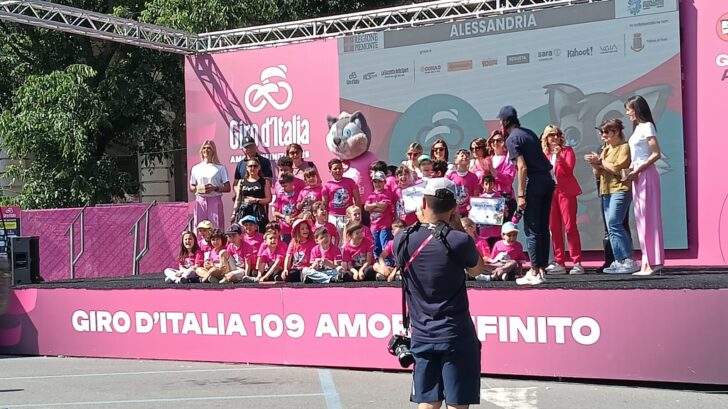 Alessandria in rosa per il Giro. In città anche la famiglia del talento uruguaiano Thomas Silva