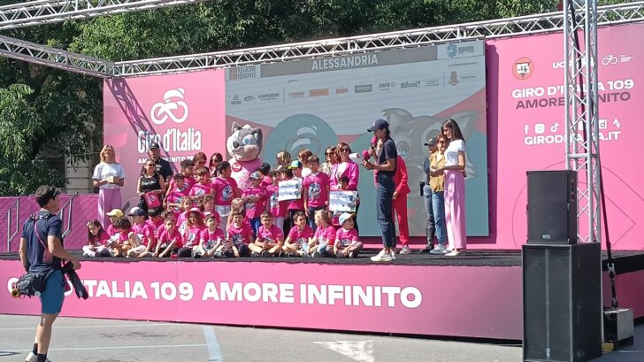 Alessandria in rosa per il Giro. In città anche la famiglia del talento uruguaiano Thomas Silva