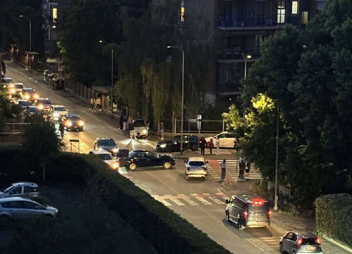Scontro all’incrocio al Cristo, auto finisce sul marciapiede e travolge cancellata
