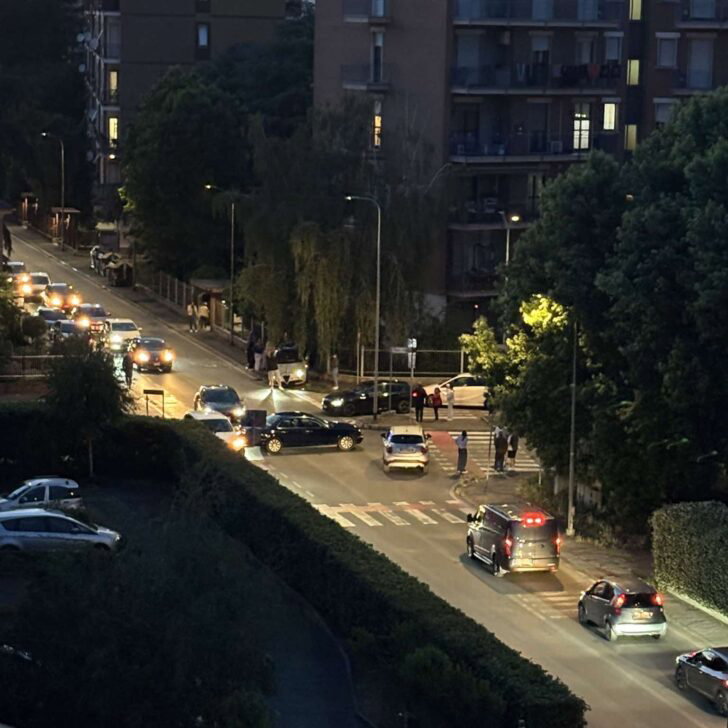 Scontro all’incrocio al Cristo, auto finisce sul marciapiede e travolge cancellata