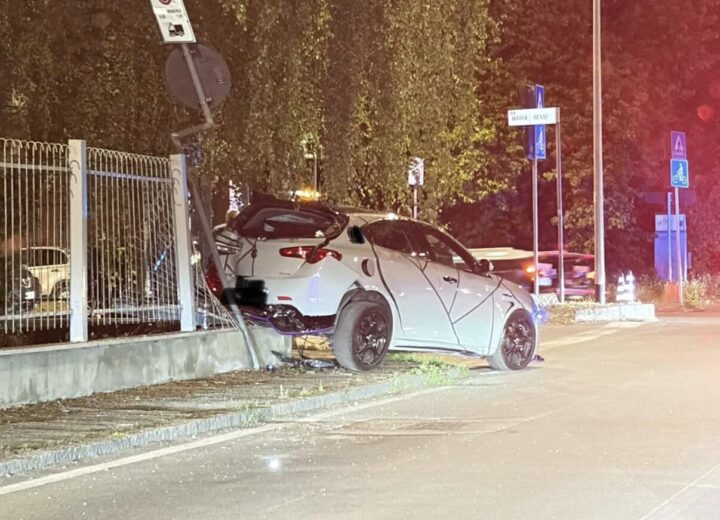 Scontro all’incrocio al Cristo, auto finisce sul marciapiede e travolge cancellata