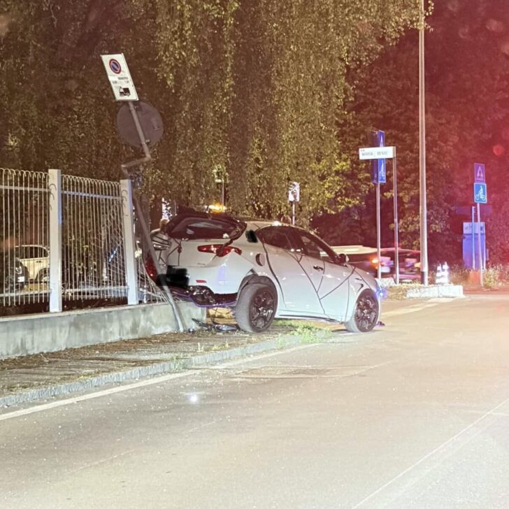Scontro all’incrocio al Cristo, auto finisce sul marciapiede e travolge cancellata
