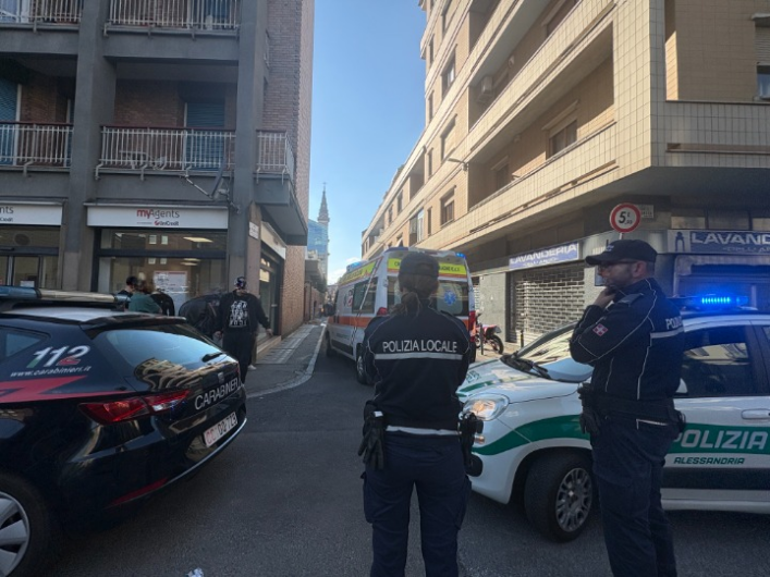 Lancia oggetti dal suo appartamento. Chiuso tratto di via Parma