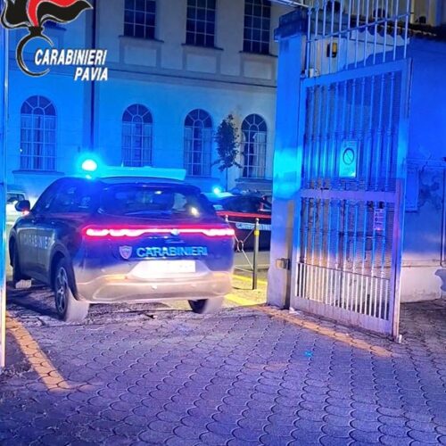 Pugni alla compagna e poi il tentativo di accoltellarla: salvata dal figlio e dai Carabinieri