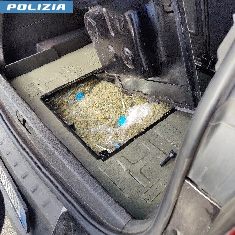Droga nascosta in auto: Stradale trova 16 chili di marijuana