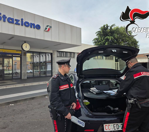 Pacchetto di sigarette troppo gonfio: il dettaglio fa scoprire uno spacciatore a Vigevano