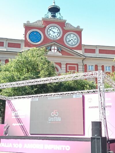 Alessandria in rosa per il Giro. In città anche la famiglia del talento uruguaiano Thomas Silva