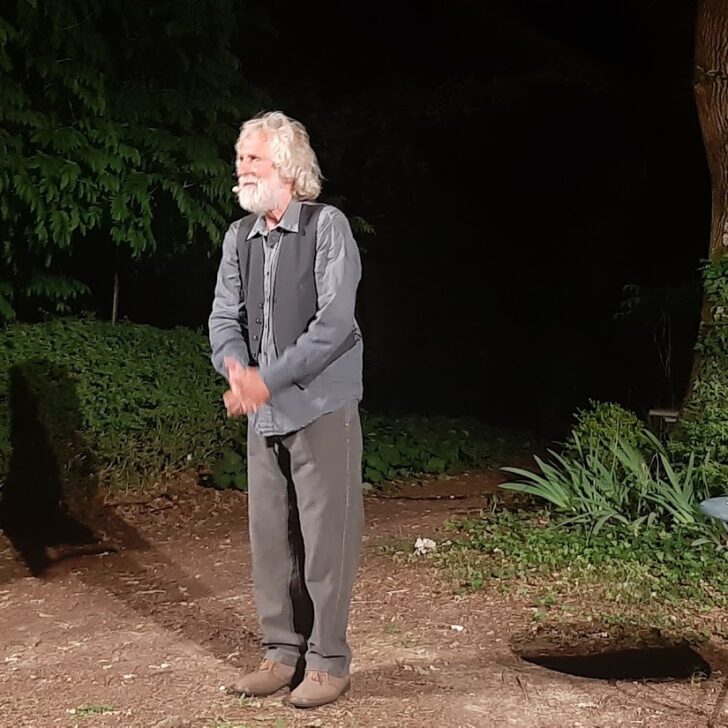La poesia concreta di Pino Petruzzelli a La casa in collina. Recensione di “La terra degli ulivi”