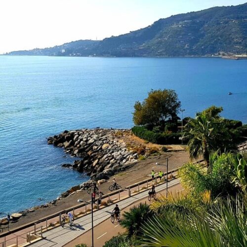 La pista ciclabile della Riviera dei Fiori: pedalare sul mare tra paesaggi unici e turismo sostenibile 