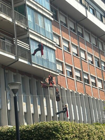 Spiderman e i supereroi di BuildRock regalano sorrisi ai bambini ricoverati al San Matteo