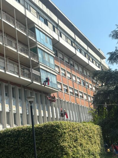 Spiderman e i supereroi di BuildRock regalano sorrisi ai bambini ricoverati al San Matteo