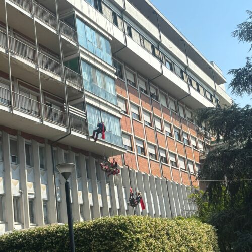Spiderman e i supereroi di BuildRock regalano sorrisi ai bambini ricoverati al San Matteo