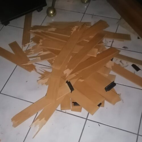 Rientra a casa e si trova la serratura cambiata e le stanze svuotate