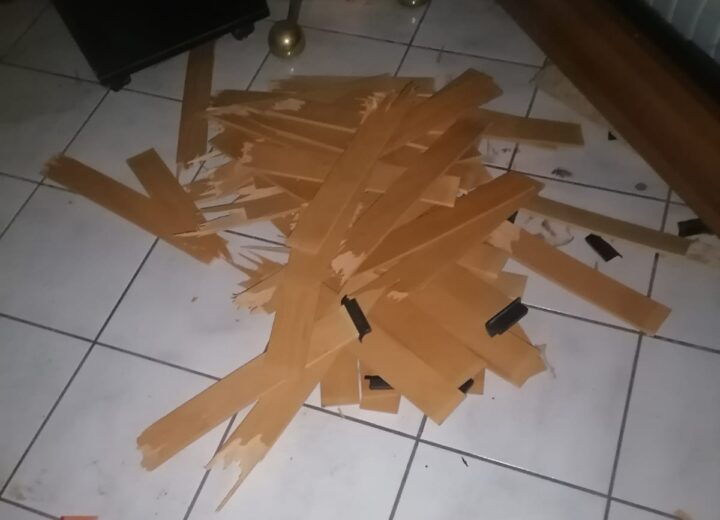 Rientra a casa e si trova la serratura cambiata e le stanze svuotate