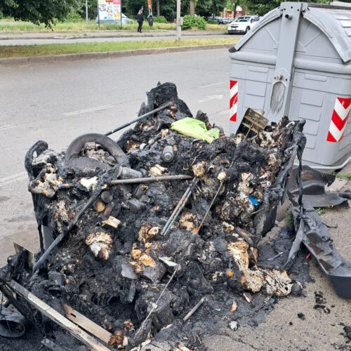 Altro cassonetto distrutto dalle fiamme