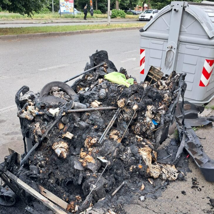 Altro cassonetto distrutto dalle fiamme