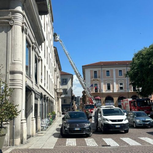 Caduta calcinacci da un palazzo in piazza della Libertà: intervengono i Vigili del Fuoco