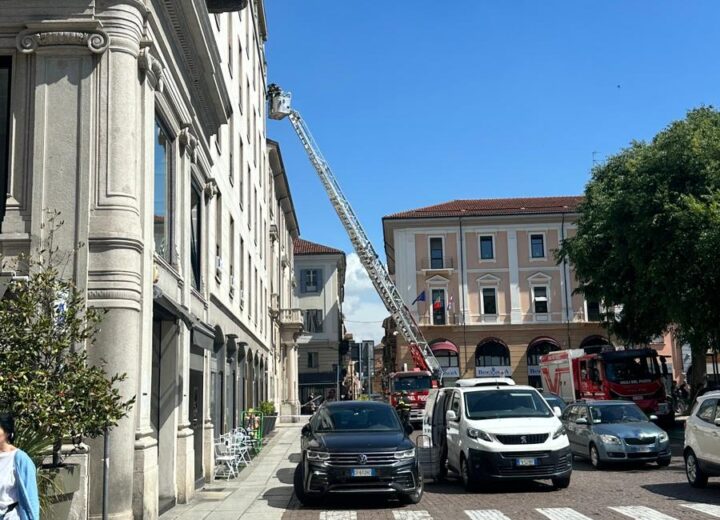 Caduta calcinacci da un palazzo in piazza della Libertà: intervengono i Vigili del Fuoco